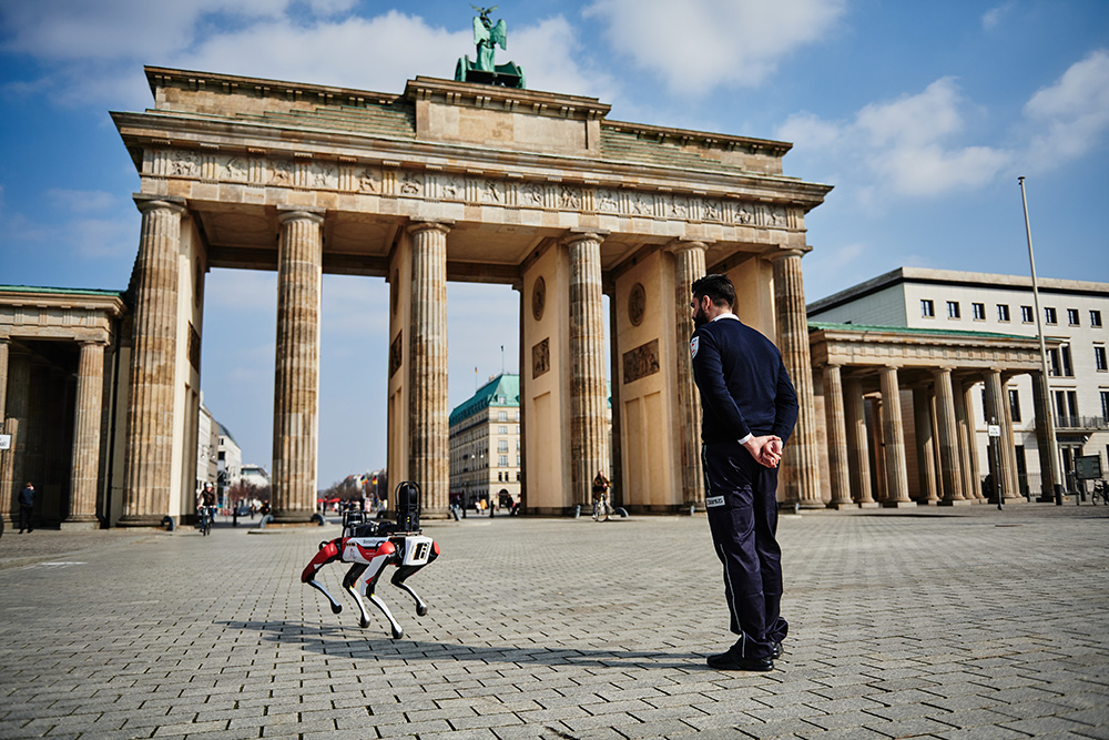 Der vierbeinige Roboter Spot® auf Promo-Tour in Berlin
